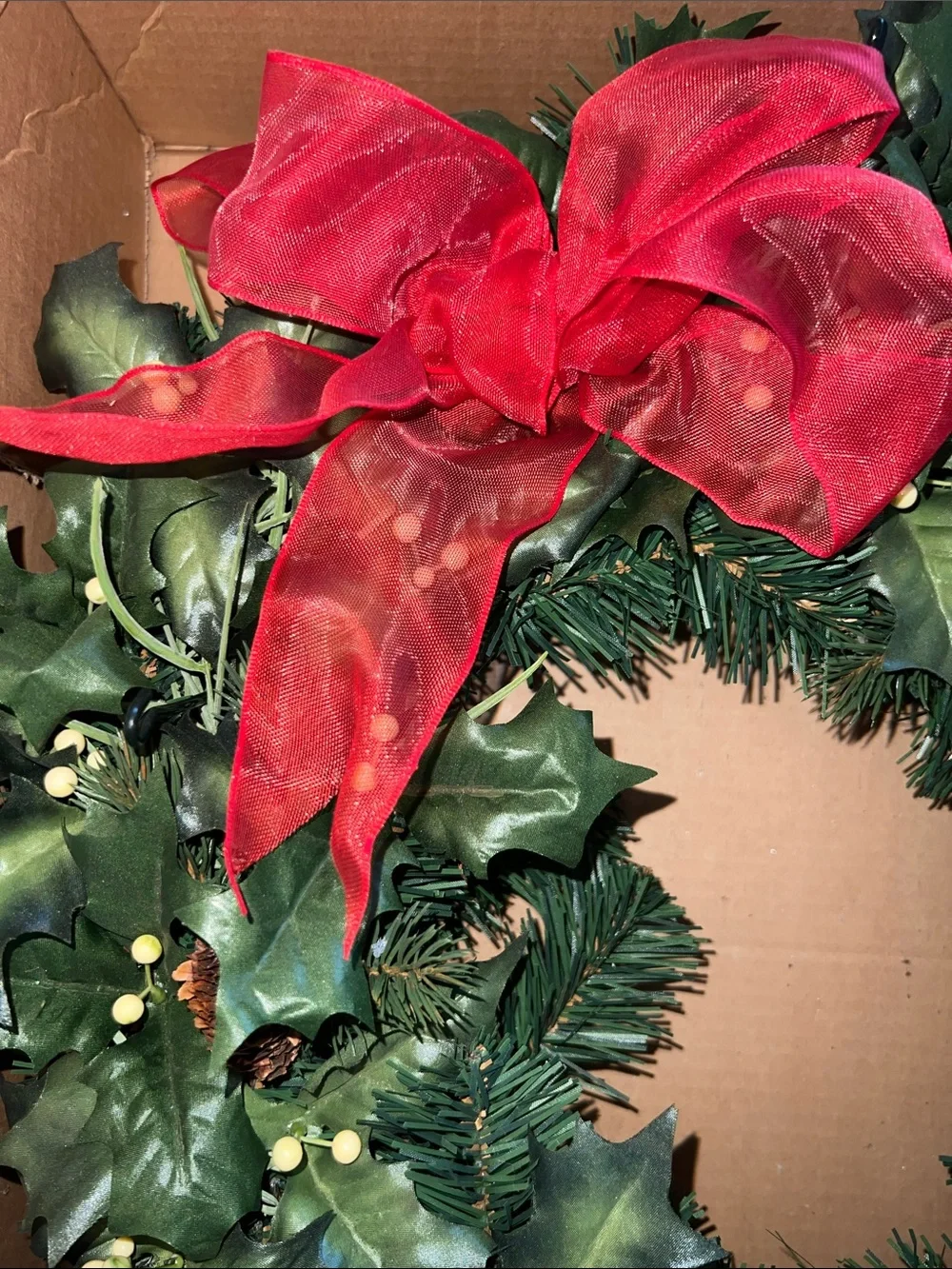 Hallmark 2004 Wreath with Ornament Hooks- NIB SFH - very hard to find